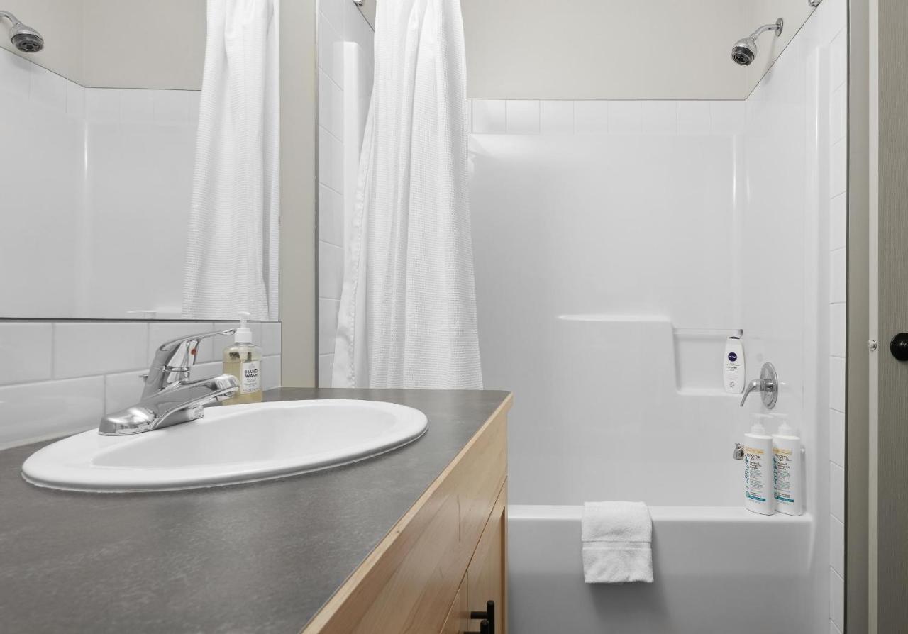 Newly Renovated Grizzly Lodge, Spacious 3Br 2Ba With Open Pool, Hot Tub Canmore Exteriér fotografie